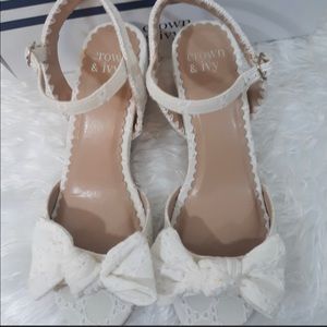 Crowne & Ivy white eyelet wedges. Sz 7.